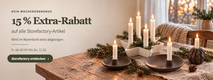 15 Prozent Extra-Rabatt auf alle Storefactory-Artikel vom 9. Oktober ab 18 Uhr bis 11. Oktober; Abzug im Warenkorb. Kerzenhalter Byle, Ekby und Malmbäck auf einem gemütlich dekorierten Holztisch.