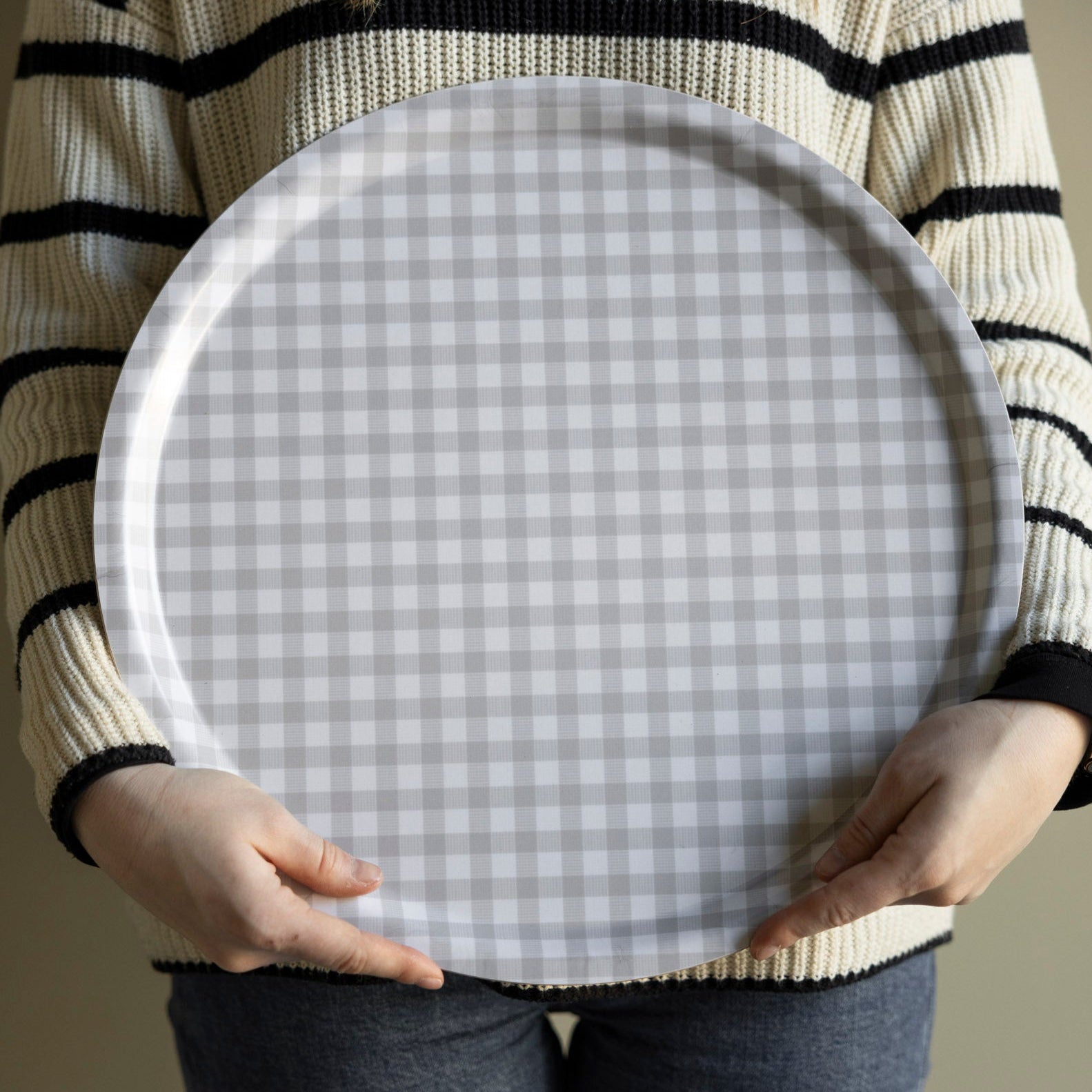 Rutan Tablett Schale Grau mit Karo-Muster, 38 cm, aus Steinzeug von Storefactory, ideal für Servieren und Dekoration.