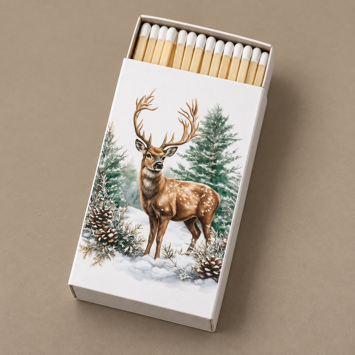 Weiße Streichholzschachtel Winter Stag mit Hirschmotiv freigestellt aus erhöhter Perspektive vor ruhigem Naturton