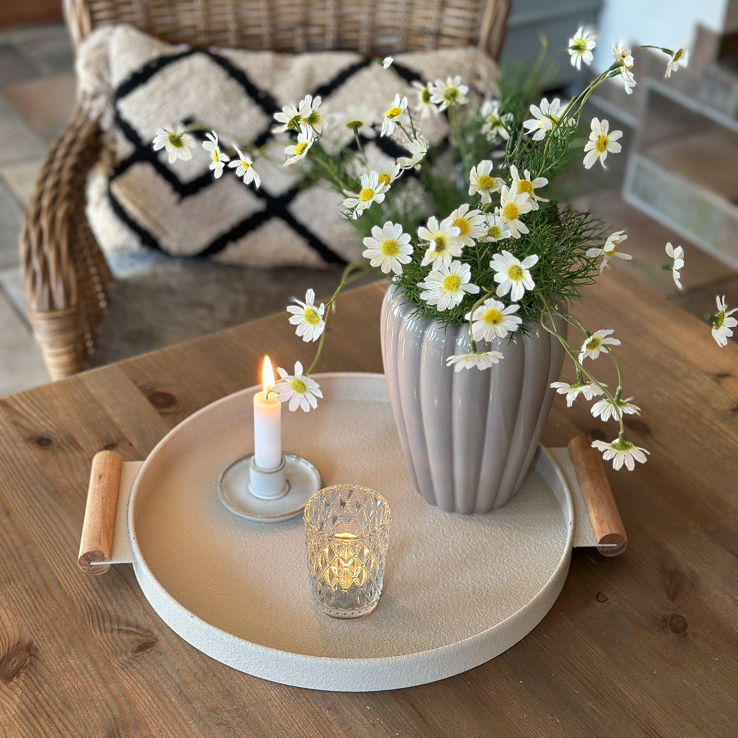 Rundes Tablett mit Holzgriffen, beige Metall, Durchmesser 36 cm, von Wohnen auf dem Land, auf einer Holzoberfläche liegend