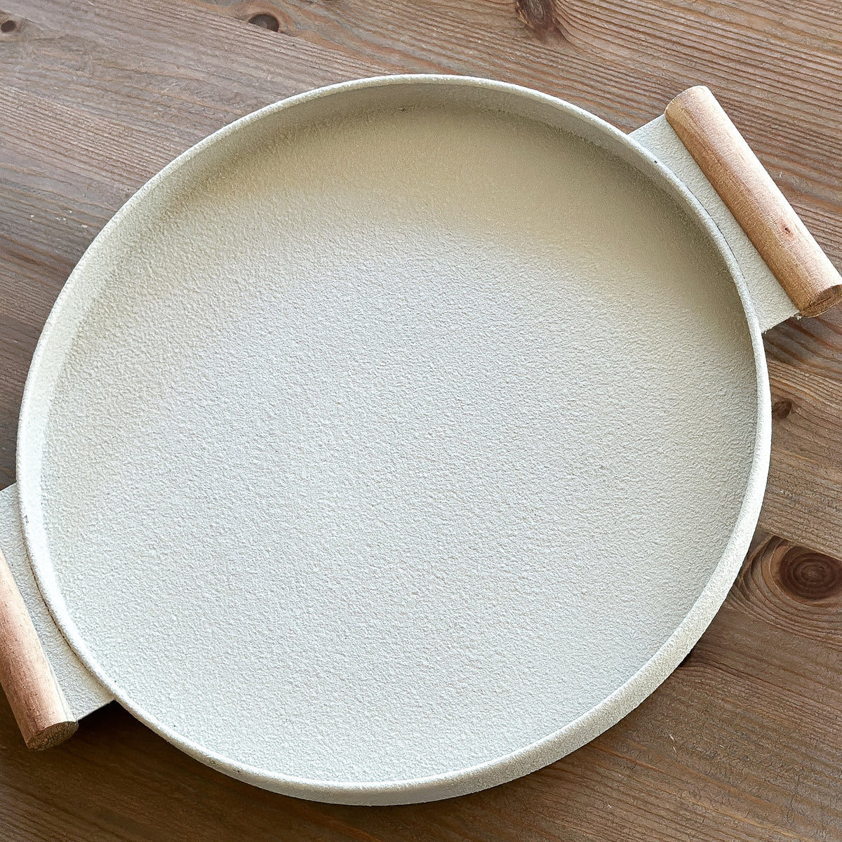 Rundes Tablett mit Holzgriffen, Metall, beige, Durchmesser 36 cm, von Wohnen auf dem Land, auf einer Oberfläche liegend