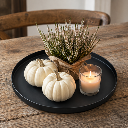 Schwarzes Metalltablett Noir 30 cm mit herbstlicher Dekoration