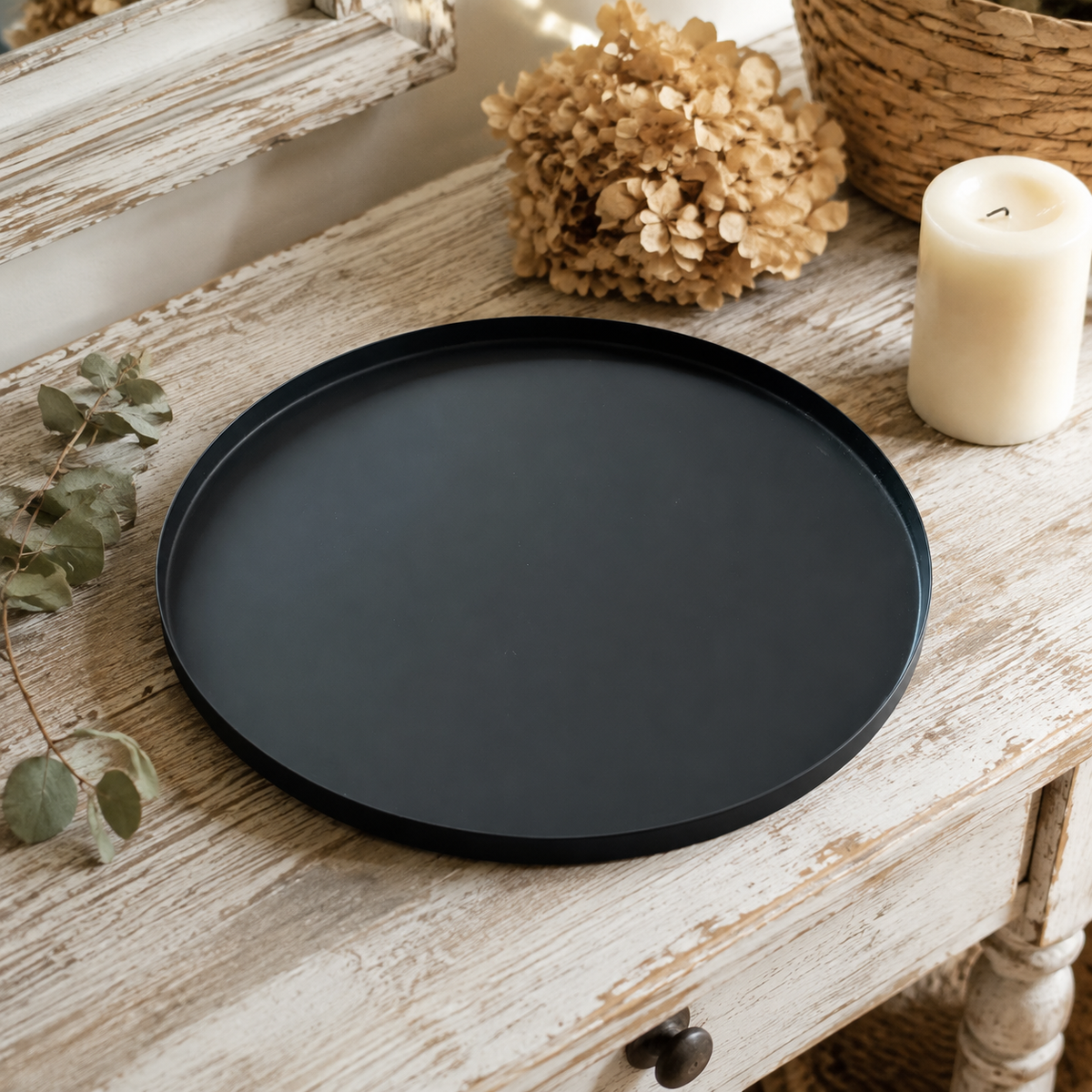 Schwarzes Metalltablett Noir 30 cm schlicht dekoriert