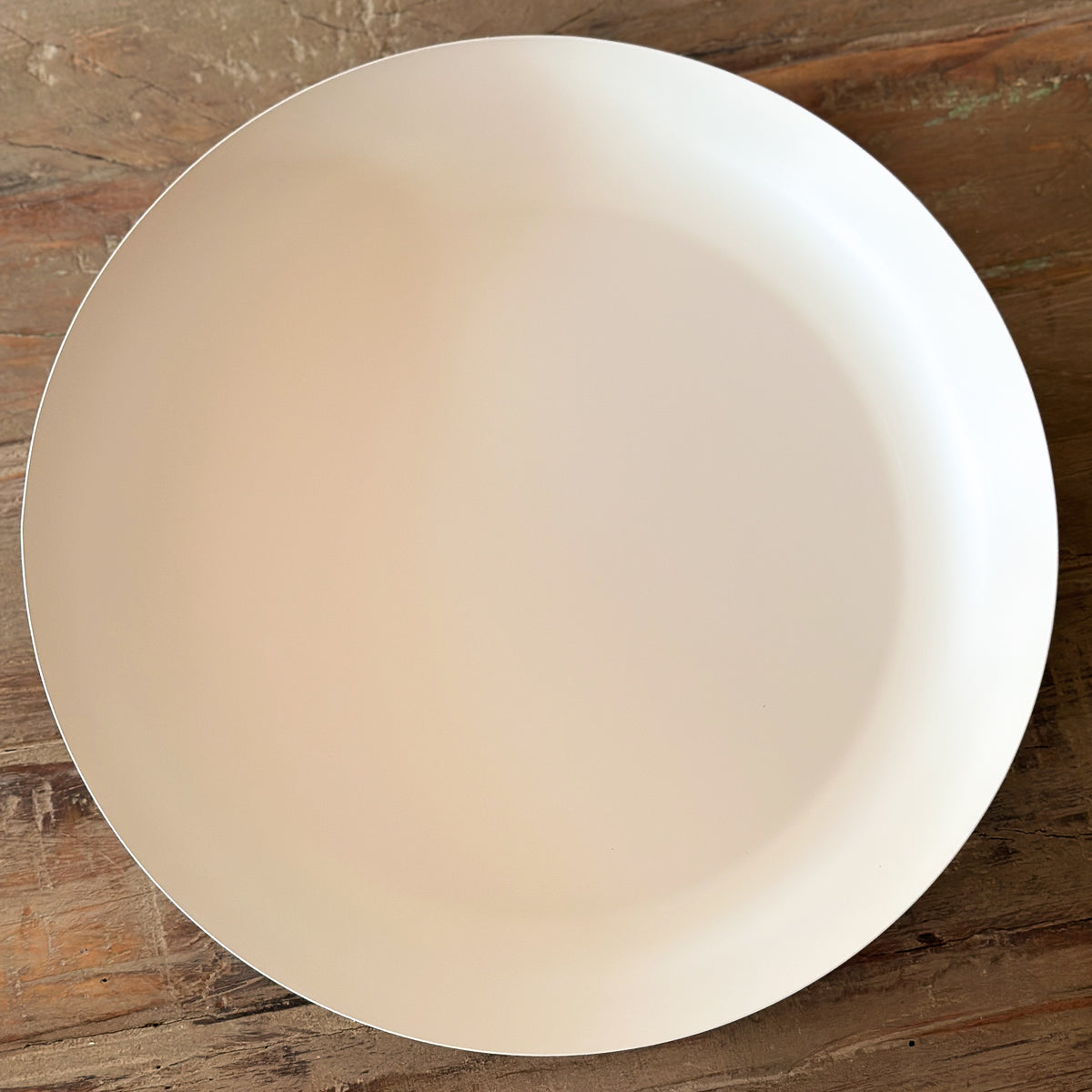 Metall-Tablett "Nola Sand" von Wohnen auf dem Land, beige, runde Schale mit 30cm Durchmesser, dekorativ auf Tischen.