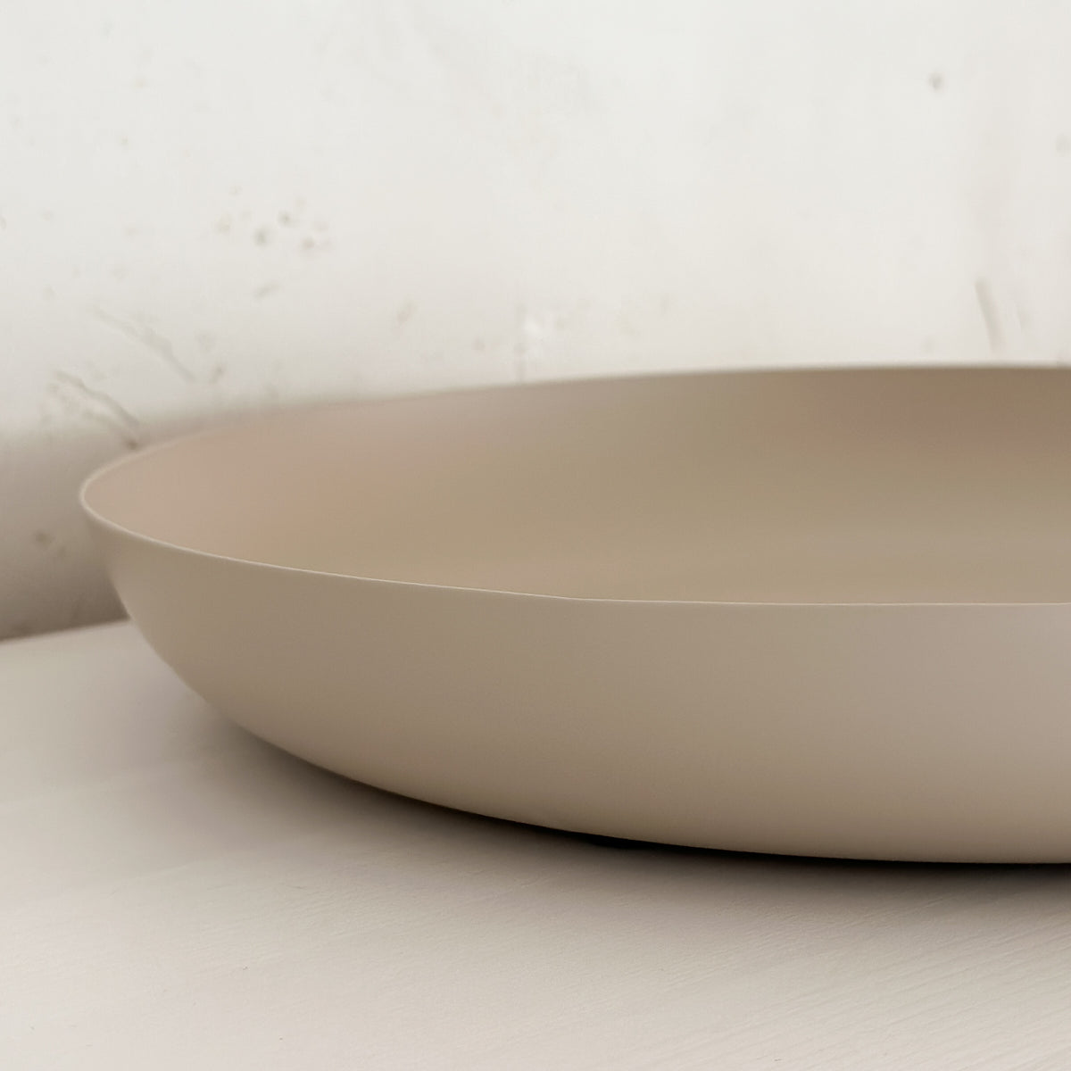 Rundes Tablett "Nola Sand" von Wohnen auf dem Land, Metall, beige, Durchmesser 30 cm, dekorative Tablettschale.
