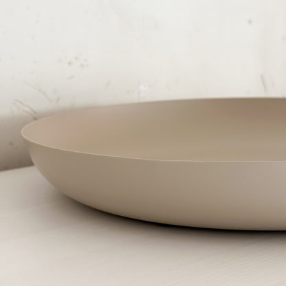 Rundes Tablett "Nola Sand" von Wohnen auf dem Land, Metall, beige, Durchmesser 30 cm, dekorative Tablettschale.