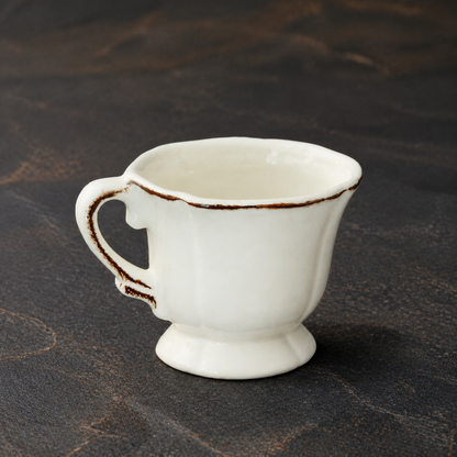 Tasse Nonna Keramik Vintage Weiß Braun vor dunklem Kontrast Hintergrund