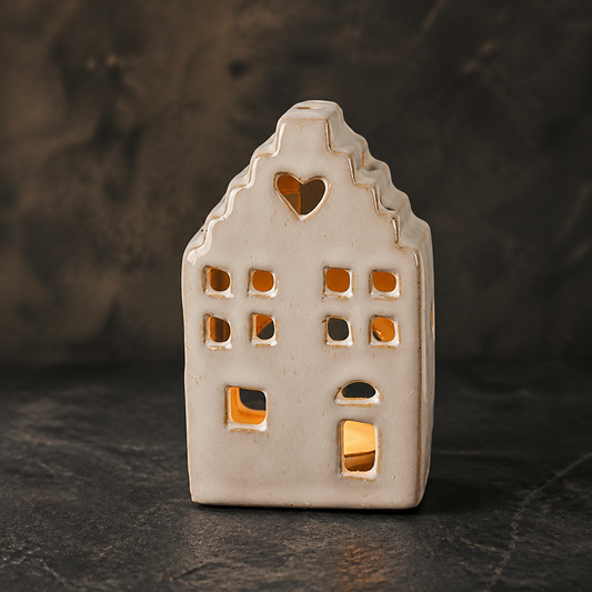 Haus Teelichthalter Mila Porzellan Beige vor dunklem Kontrast Hintergrund