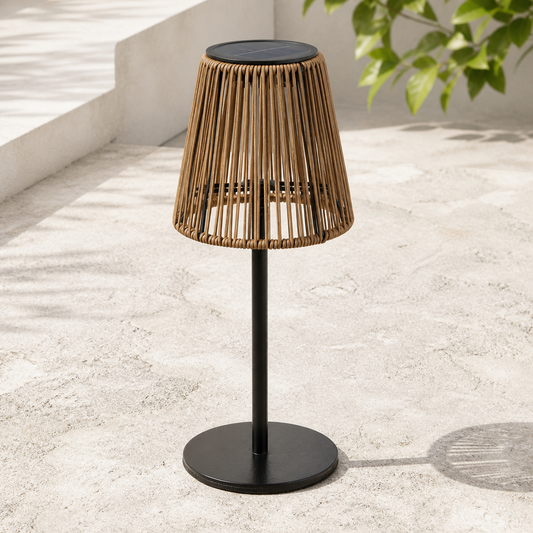 Tischlampe Salford LED Solar Rattanlook vor hellem Kontrast Hintergrund