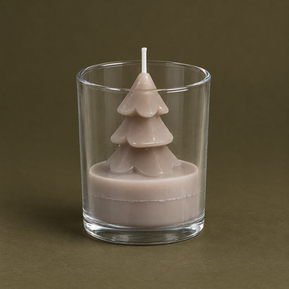 Taupefarbene Tree Candle in Tannenform im klaren Glas auf olivfarbenem Untergrund