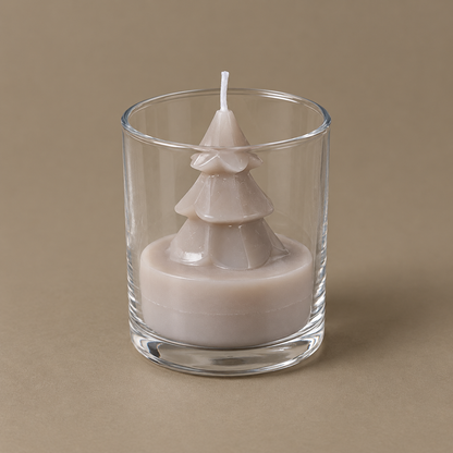 Taupefarbene Tannenkerze Tree Candle im klaren Glas freigestellt aus erhöhter Perspektive vor ruhigem Naturton