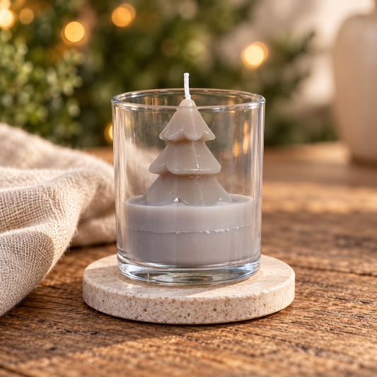 Tree Candle in Taupe im Glas auf einem runden Steinuntersetzer