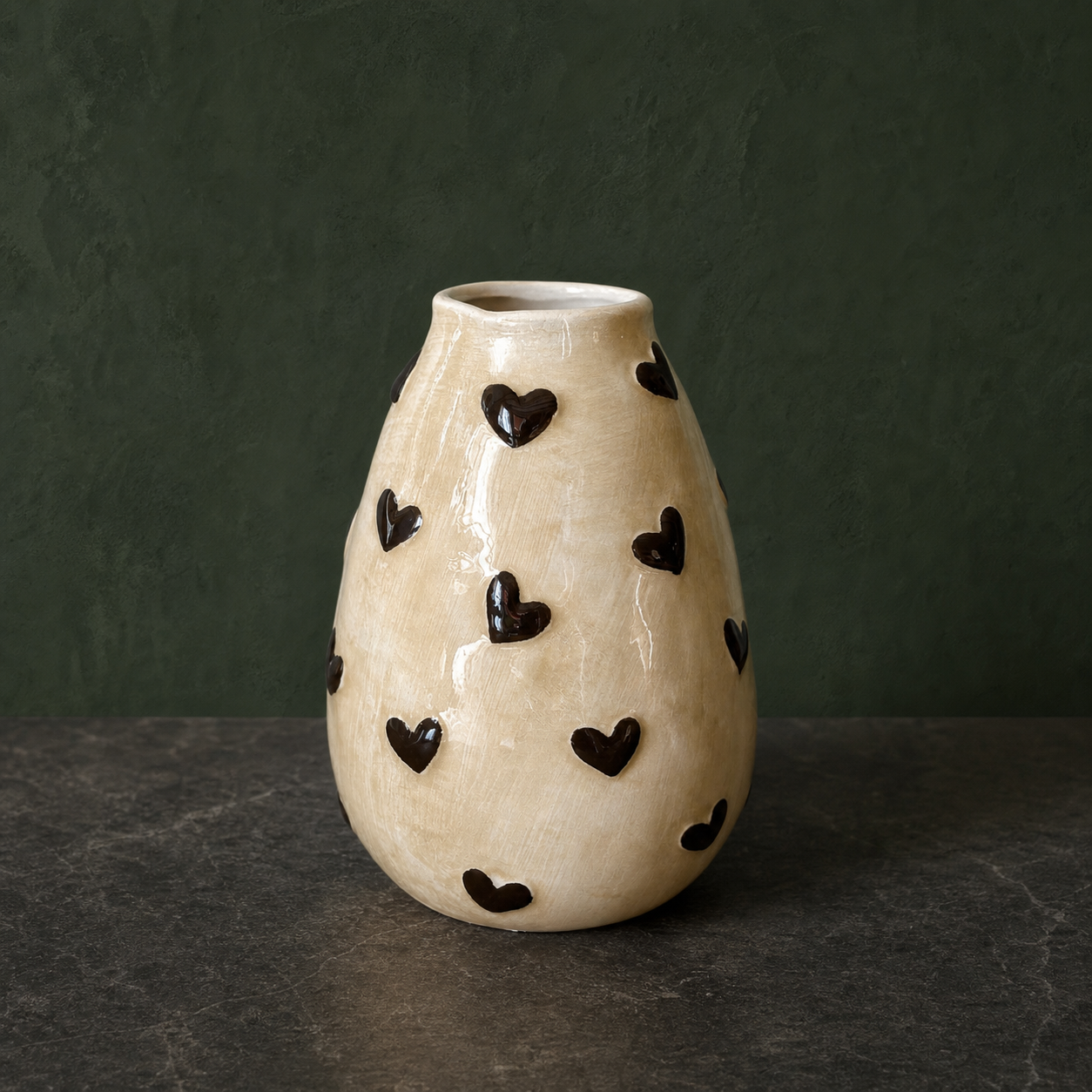 Vase Herzen „Florentine“ vor kontrastreichem grünem Hintergrund