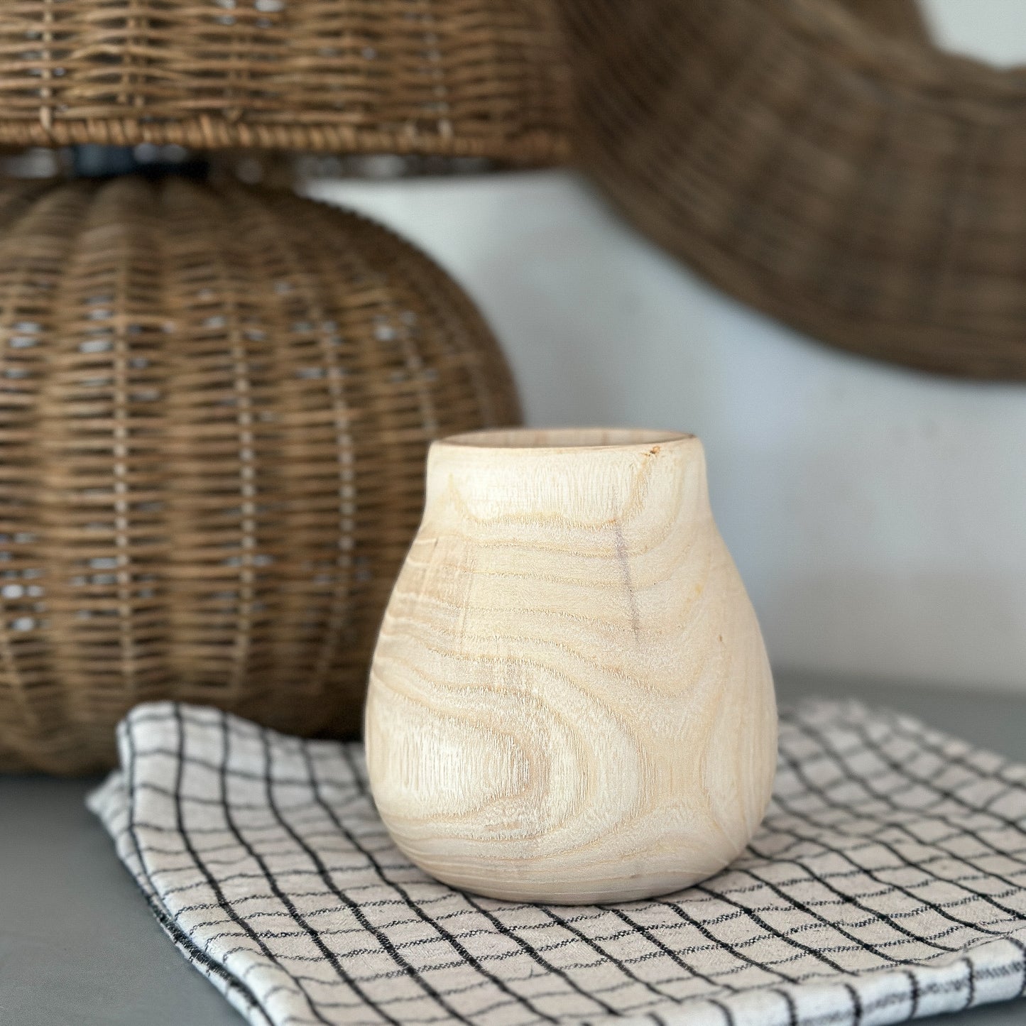 Blumenvase "Ronja" aus naturbelassenem Holz, 10 cm hoch, mit schlichtem Design und organischer Optik von Wohnen auf dem Land
