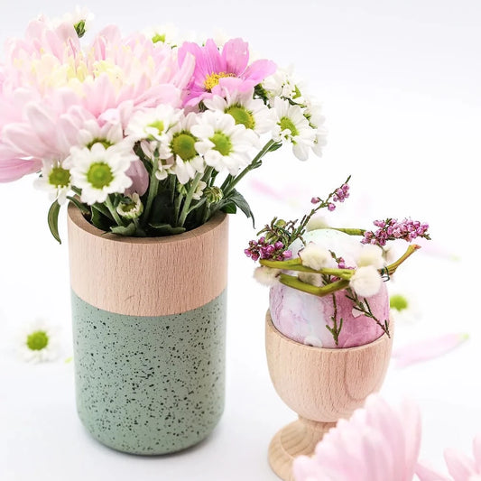 Kleine Holz-Blumenvase von verblühmeinnicht in hellgrün, natürliche Holzoptik, ideal für Blumenarrangements.