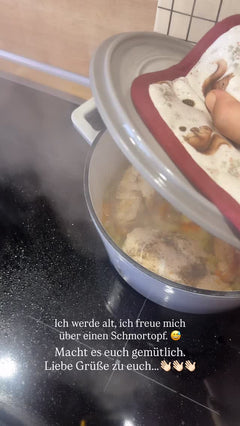 Macht es euch gemütlich. Liebe Grüße zu euch…..👋🏻👋🏻👋🏻 Ich werde alt, ich freue mich über einen Schmortopf. 😅