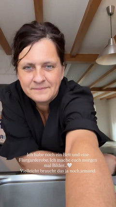 Ich habe noch ein Bett und eine Flurgarderobe. Ich mache euch morgen mal Bilder…..🤍 Vielleicht braucht das ja noch jema