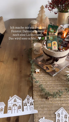 Ich mache mir ein Dorf ins Fenster. Dahinter kommt noch eine Lichterkette. Das wird sooo schön…..🤍🌿🕯️
