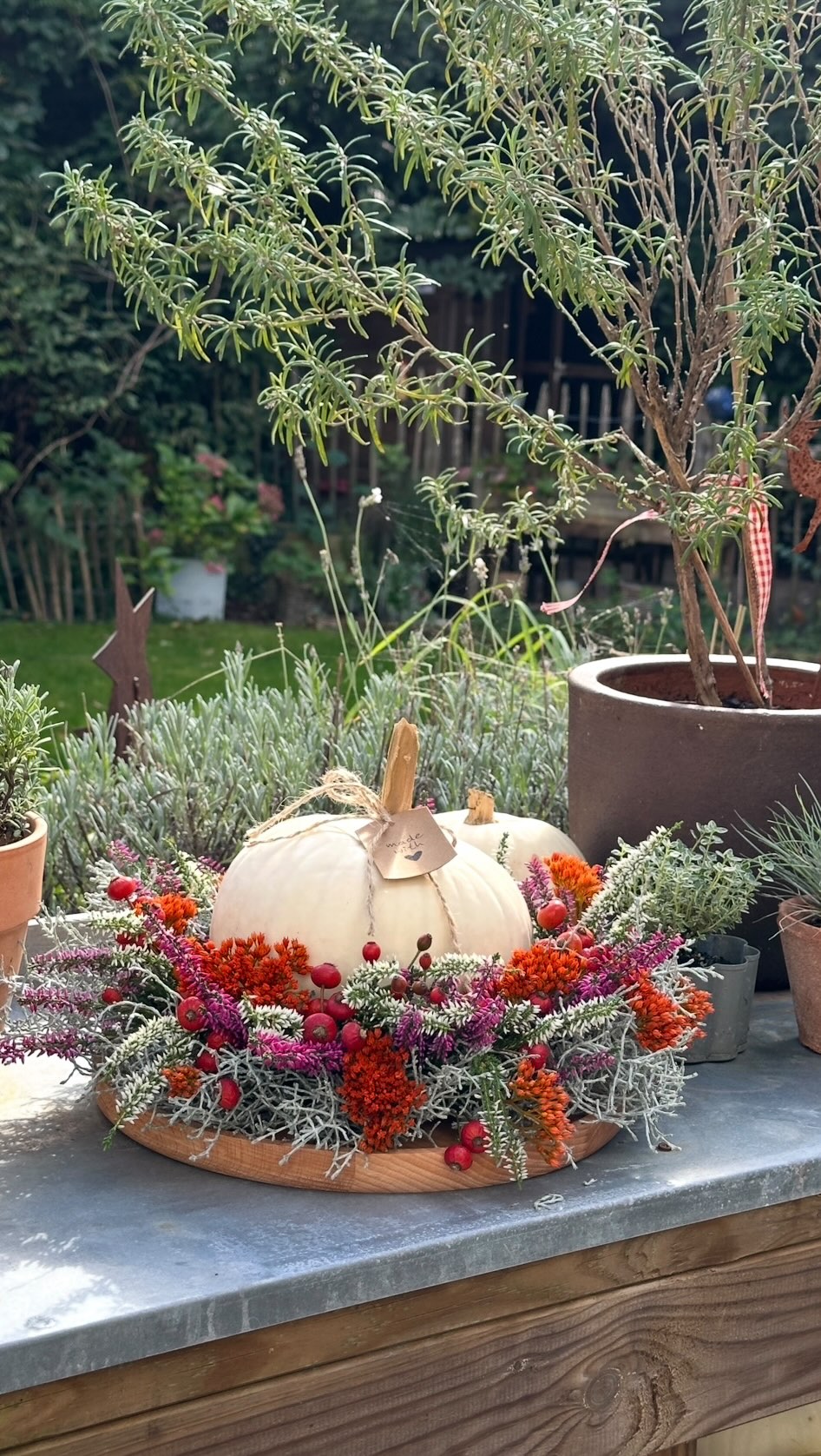 Farbexplosion im Herbst…🤎🍂 Als Rohling für den Kranz dient mal wieder Silberdraht. In die Mitte vom "Kranz" setzt ihr