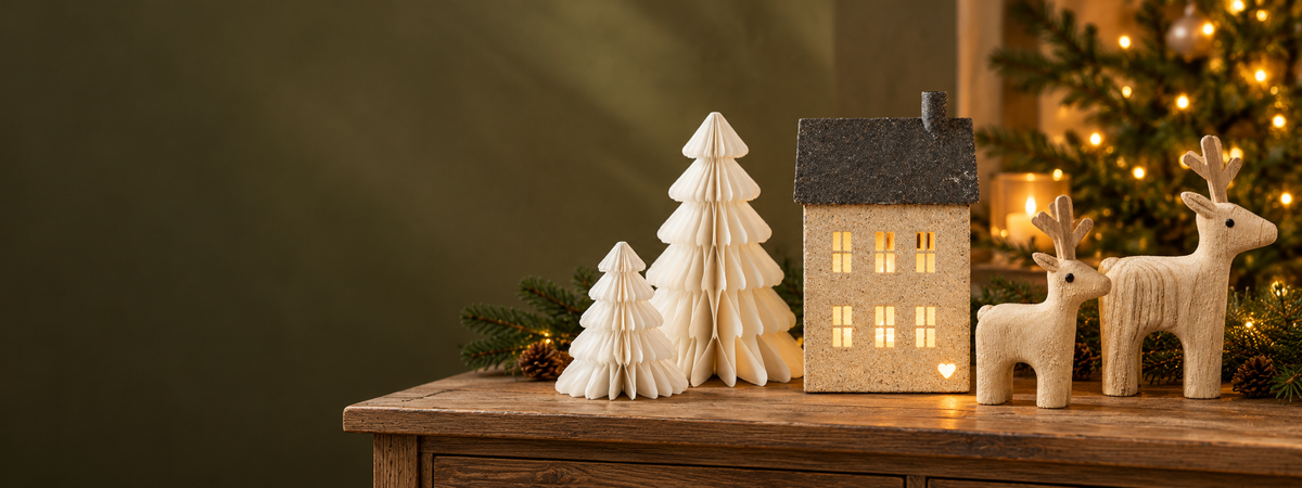 Neue Winterlieblinge: leuchtendes Metallhaus, weiße Papierbäume und Holzrentiere