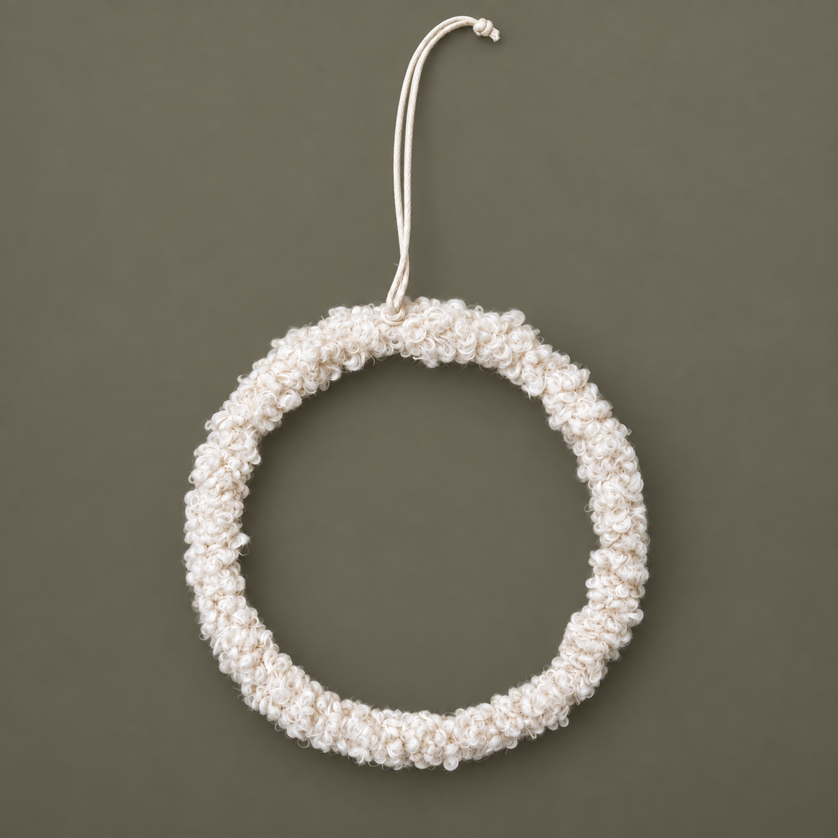 Fellring „Fenna“ zum Hängen 16cm – 2 Farben – freisteller creme