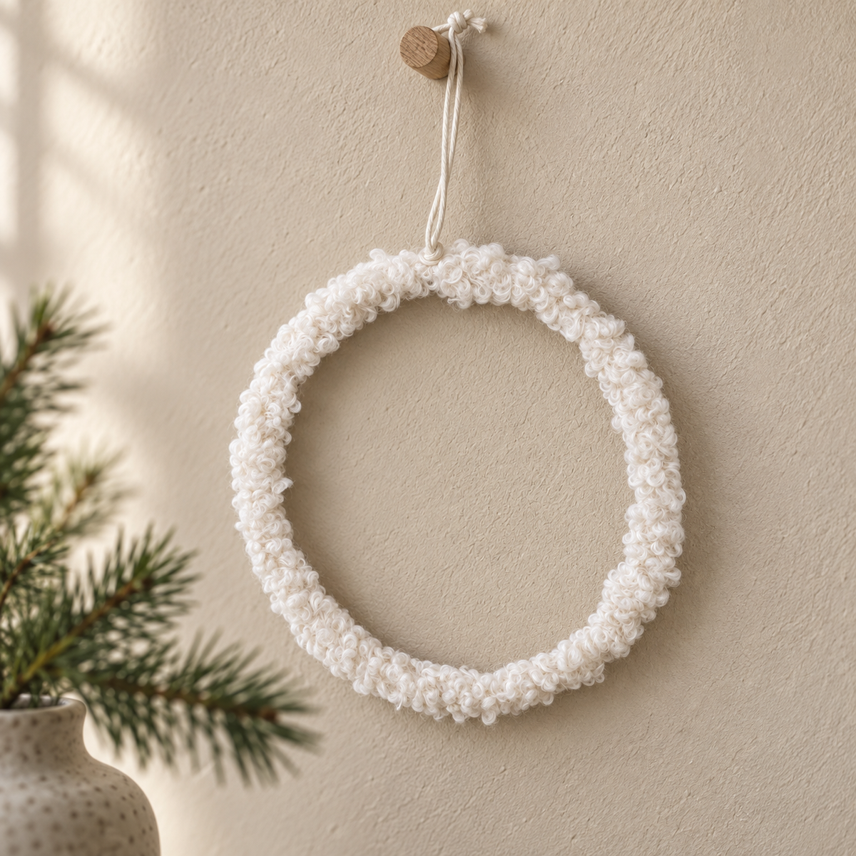 Fellring „Fenna“ zum Hängen 16cm – 2 Farben – ambiente 01 creme