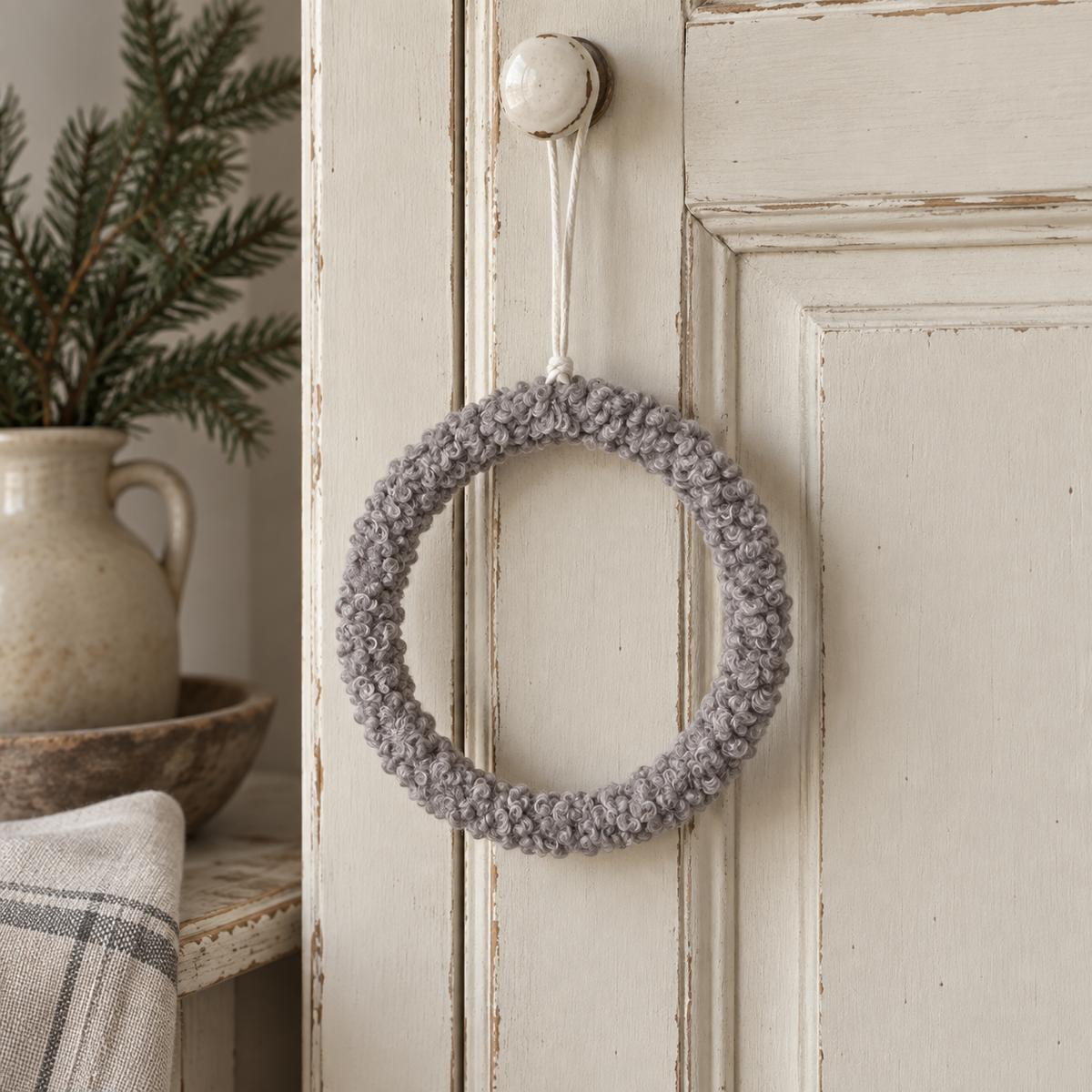 Fellring „Fenna“ zum Hängen 16cm – 2 Farben – ambiente 02 braun