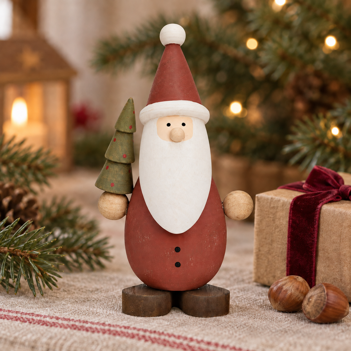 Deko Nikolaus „Niklas“ mit Tannenbaum Holz Rot 16cm – Ambiente · Adventsgeschenk