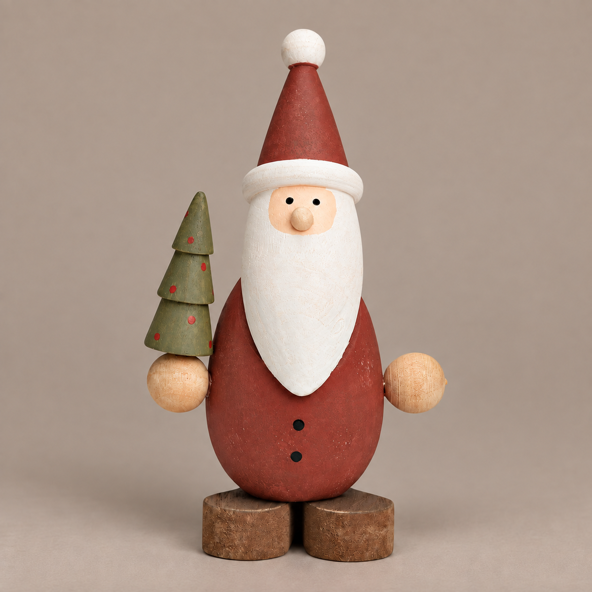 Deko Nikolaus „Nisse“ mit Tannenbaum Holz Rot 12cm – Freisteller · warmer Taupeton