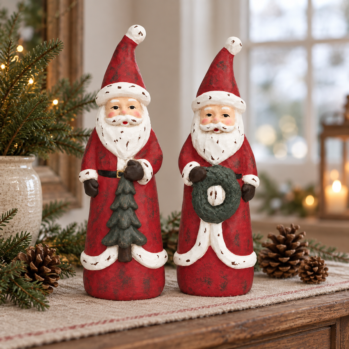 Beide Ton-Nikoläuse mit Tannenbaum und Kranz auf einer winterlichen Konsole