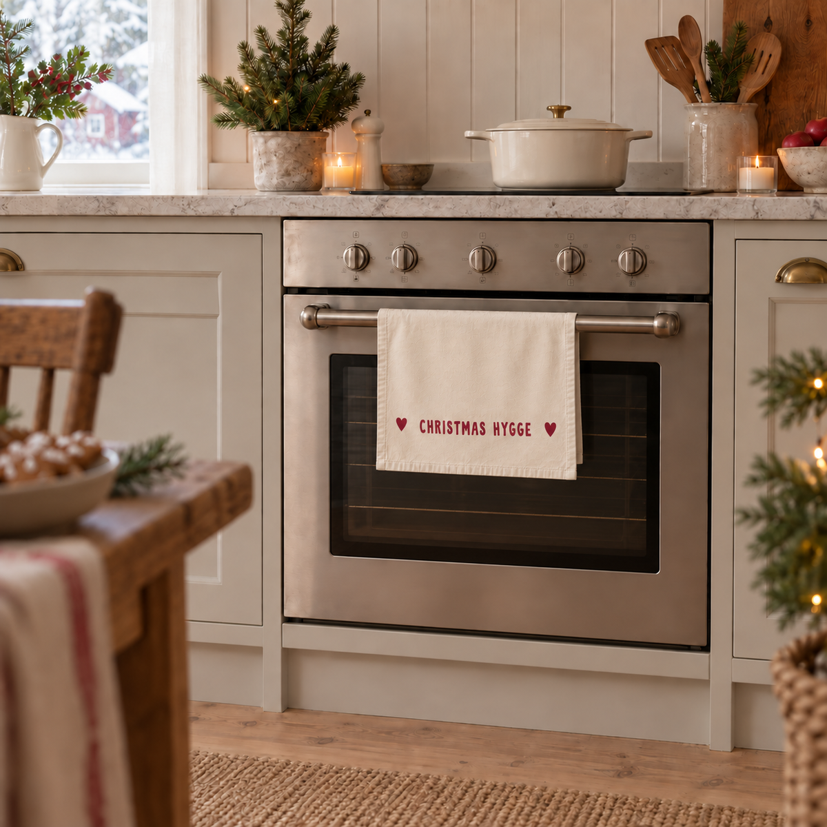 Geschirrtuch „Christmas Hygge“ Baumwolle Natur Rot 50x70cm – Ambienteansicht im Raum