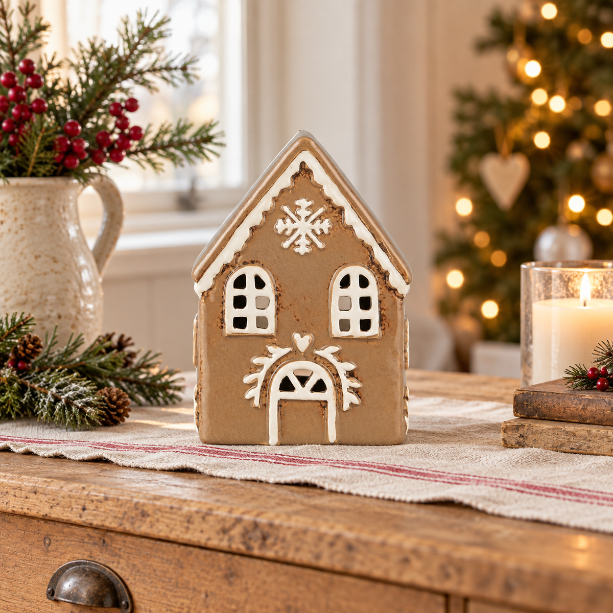 Teelichthaus „Gingerbread“ Schneekristall Steingut 15,5cm – Ambienteansicht im Raum