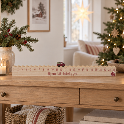 Adventskalender „Weihnachtsfahrt“ MDF 1–24 50cm – 2 Varianten – Ambienteansicht im Raum