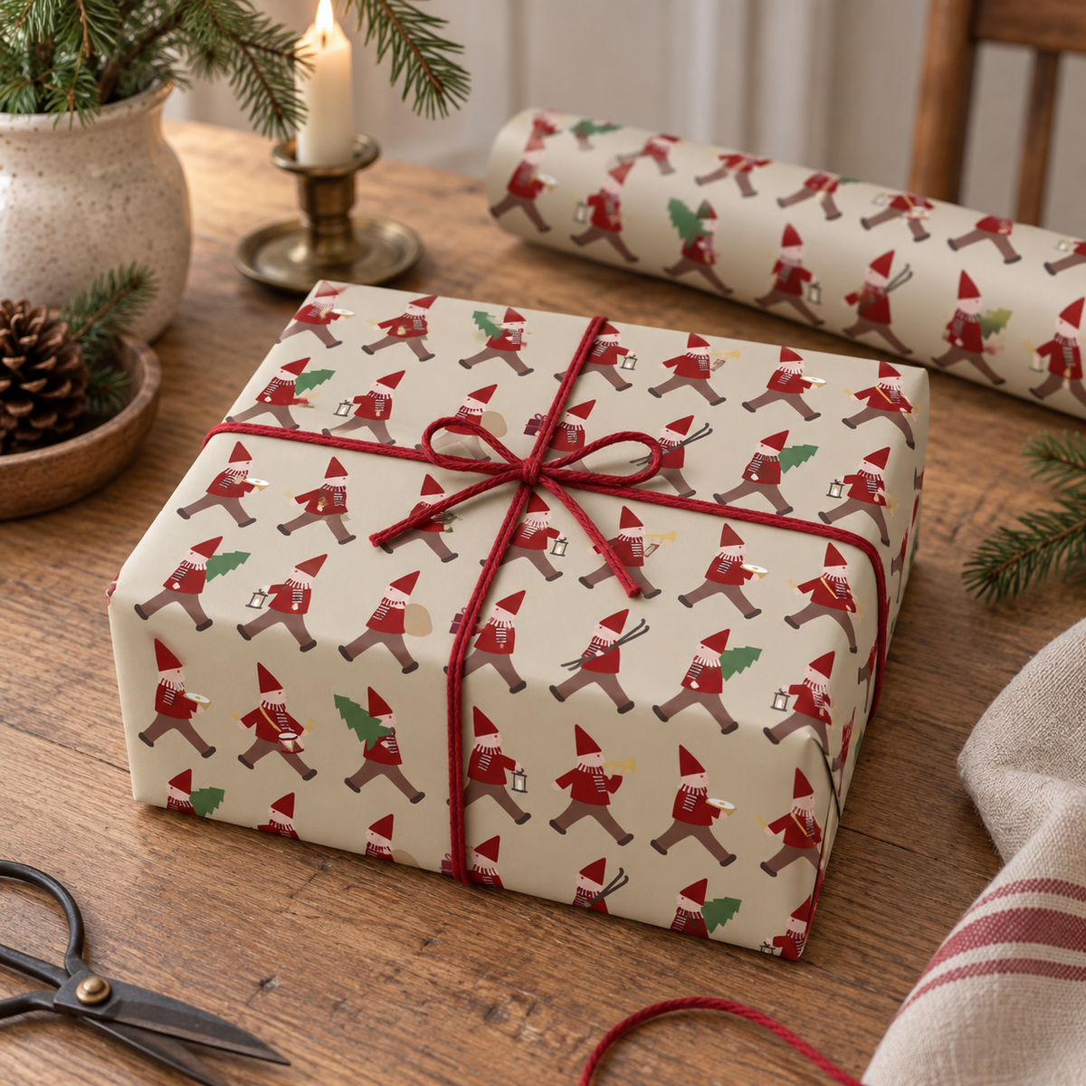 Geschenkpapier „Wichtelmarsch“ 5m-Rolle – Ambienteansicht nah