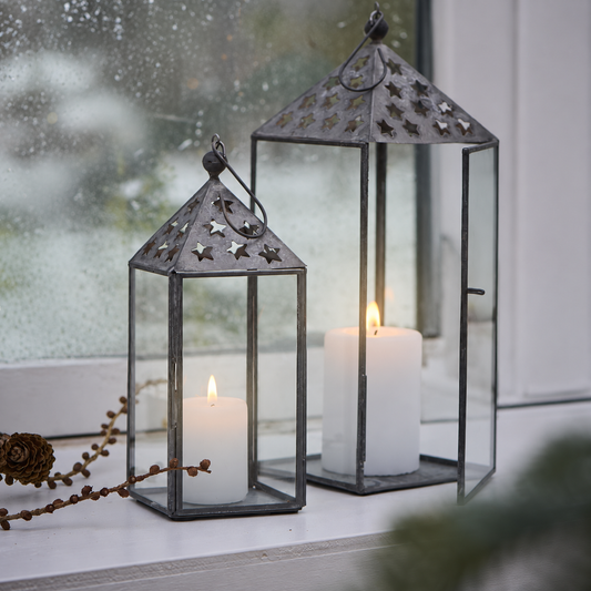 Laterne „Sternenlicht“ groß Metall Glas 30cm – Hersteller-Ambiente, quadratisch bearbeitet; beide Größen abgebildet