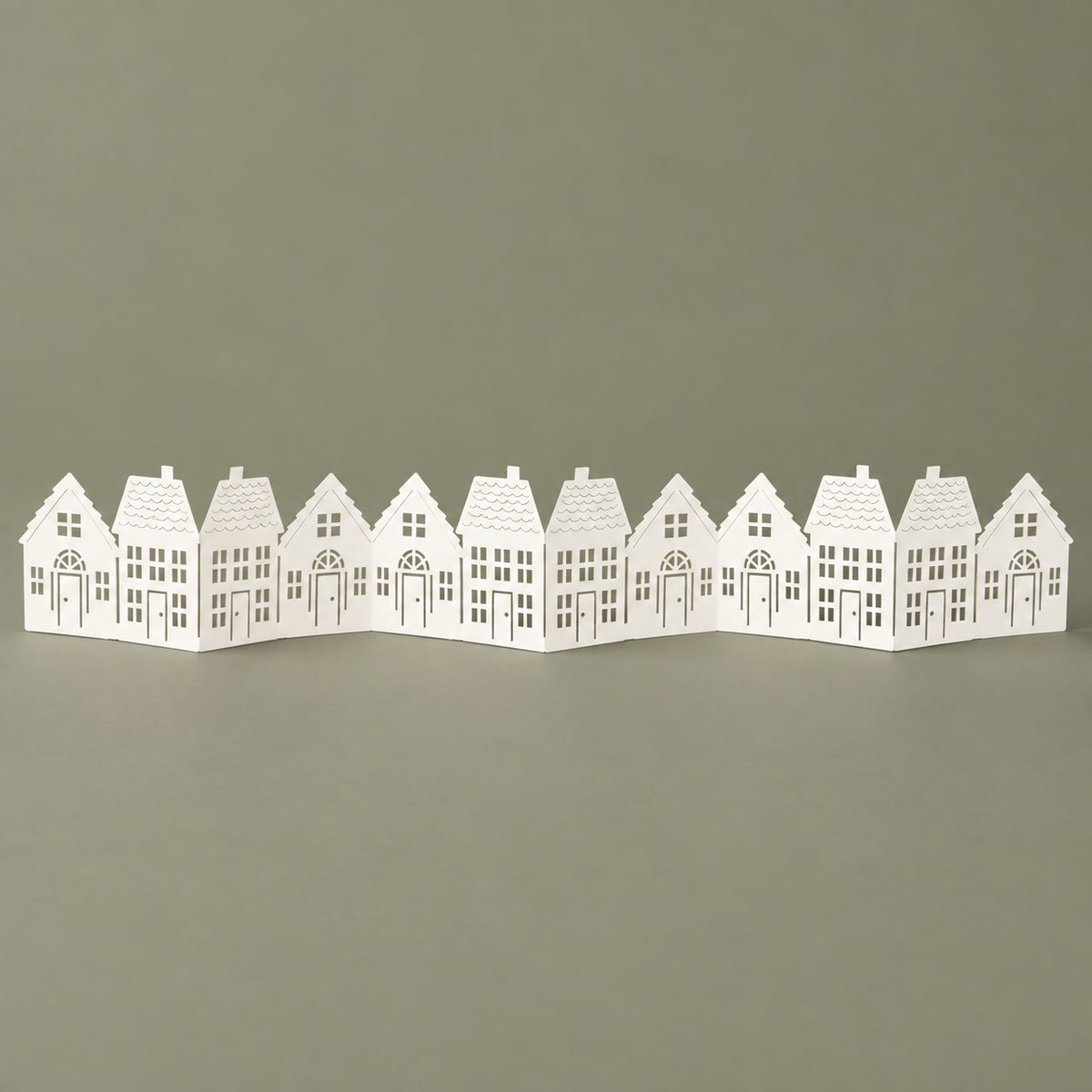 Papierhäuser „Wintergasse“ faltbare Tischdekoration 69cm – Freisteller · Proportionen korrigiert