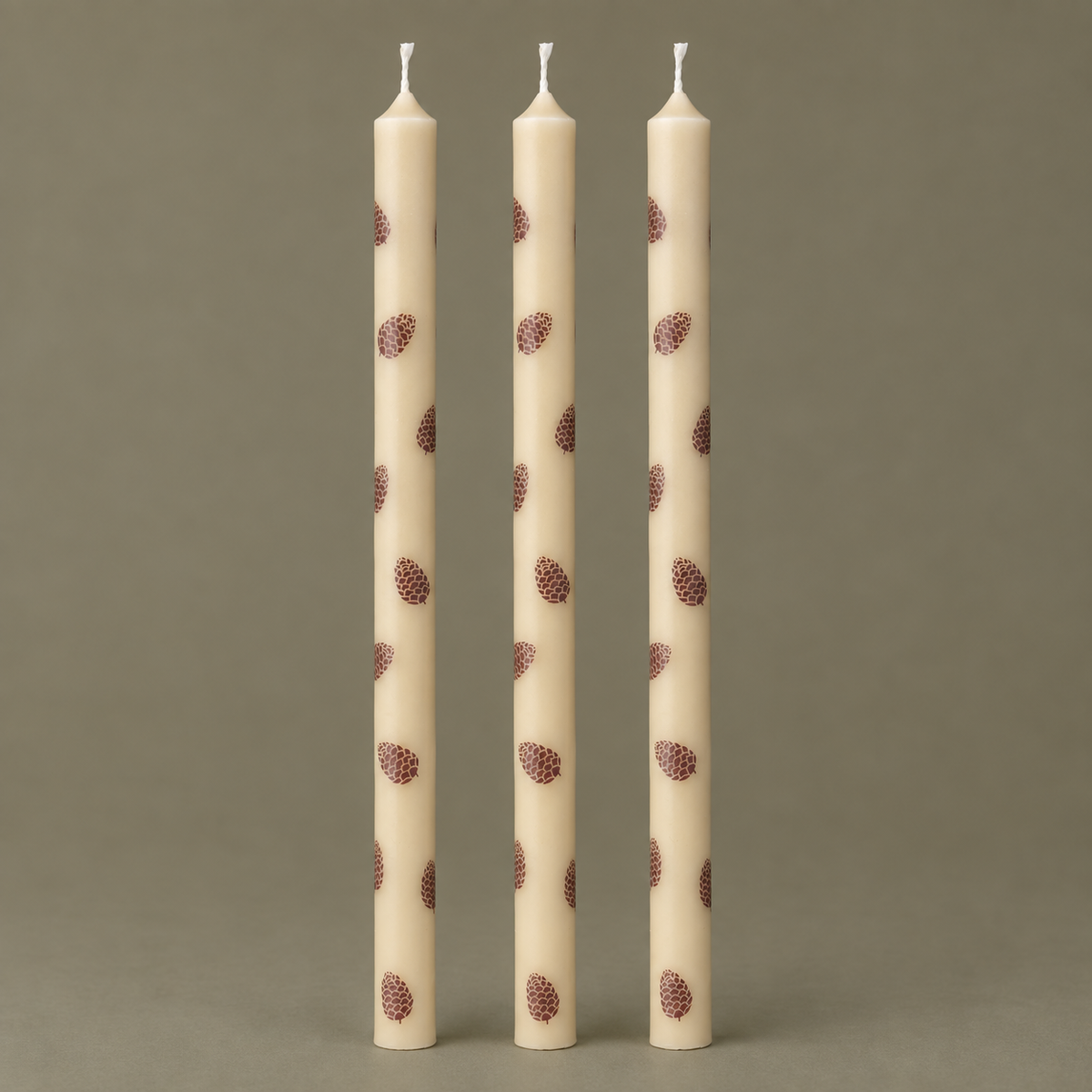 Dünne hohe Kerzen „Zapfen“ Stearin 20cm 3er Set – Produktansicht