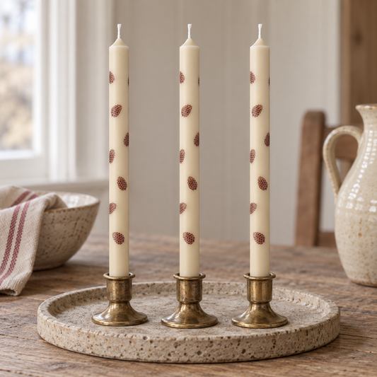 Dünne hohe Kerzen „Zapfen“ Stearin 20cm 3er Set – Ambienteansicht nah