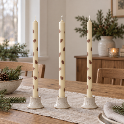 Dünne hohe Kerzen „Zapfen“ Stearin 20cm 3er Set – Ambienteansicht im Raum