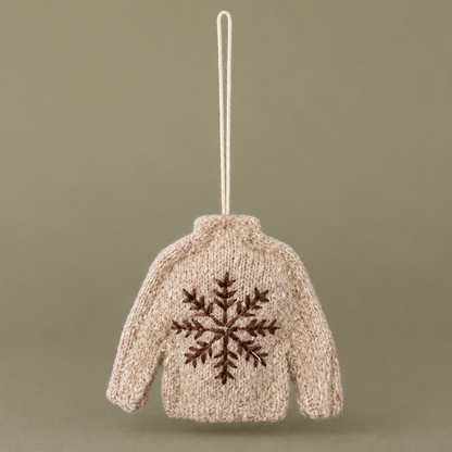 Weihnachtsanhänger Pullover Schneeflocke Creme 15cm vor ruhigem kontrastierendem Hintergrund