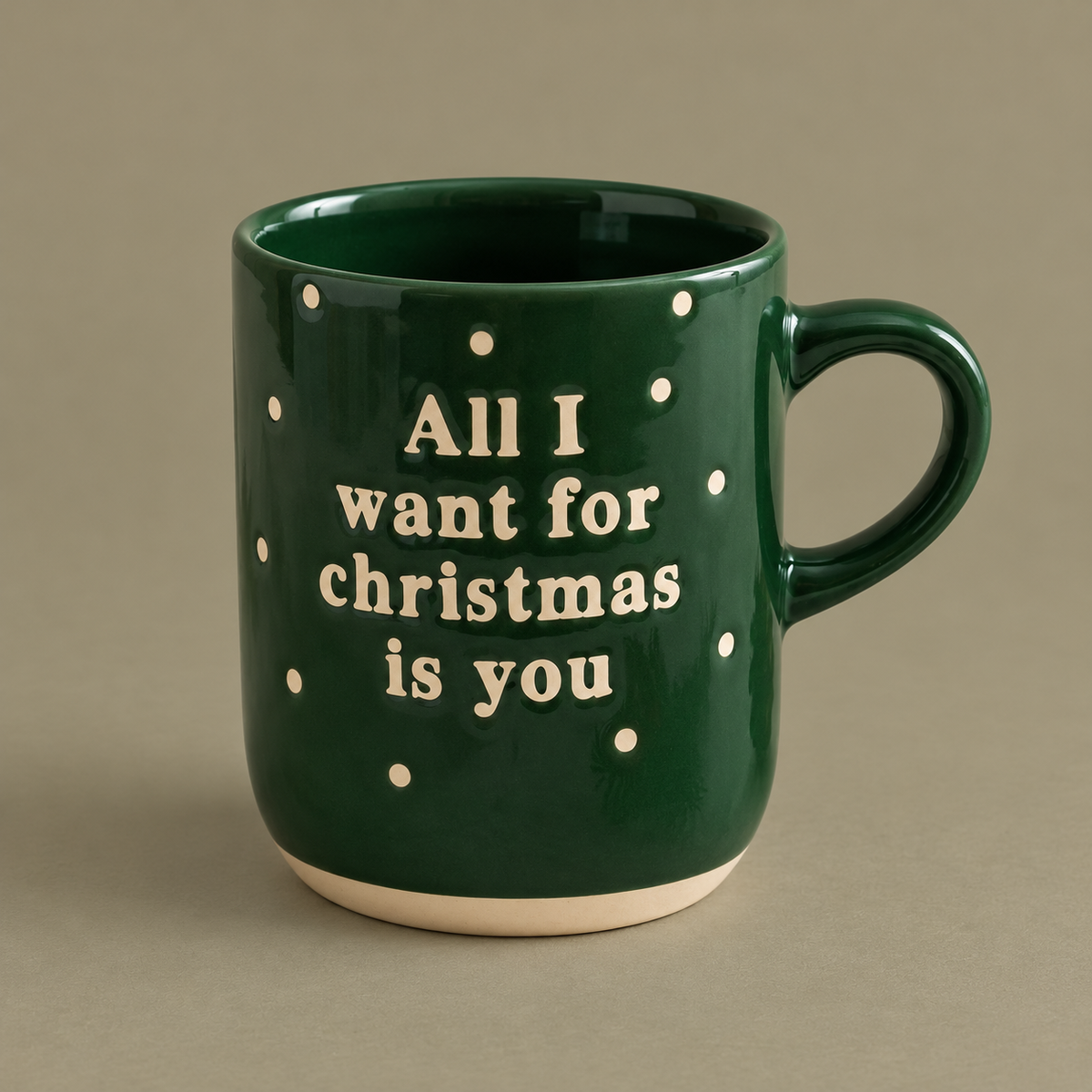 Tasse „Deep Evergreen“ All I want for Christmas Grün vor ruhigem kontrastierendem Hintergrund