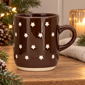 Tasse „Julens Stjerner“ Sterne Braun 9,5cm in einer winterlichen Nahaufnahme