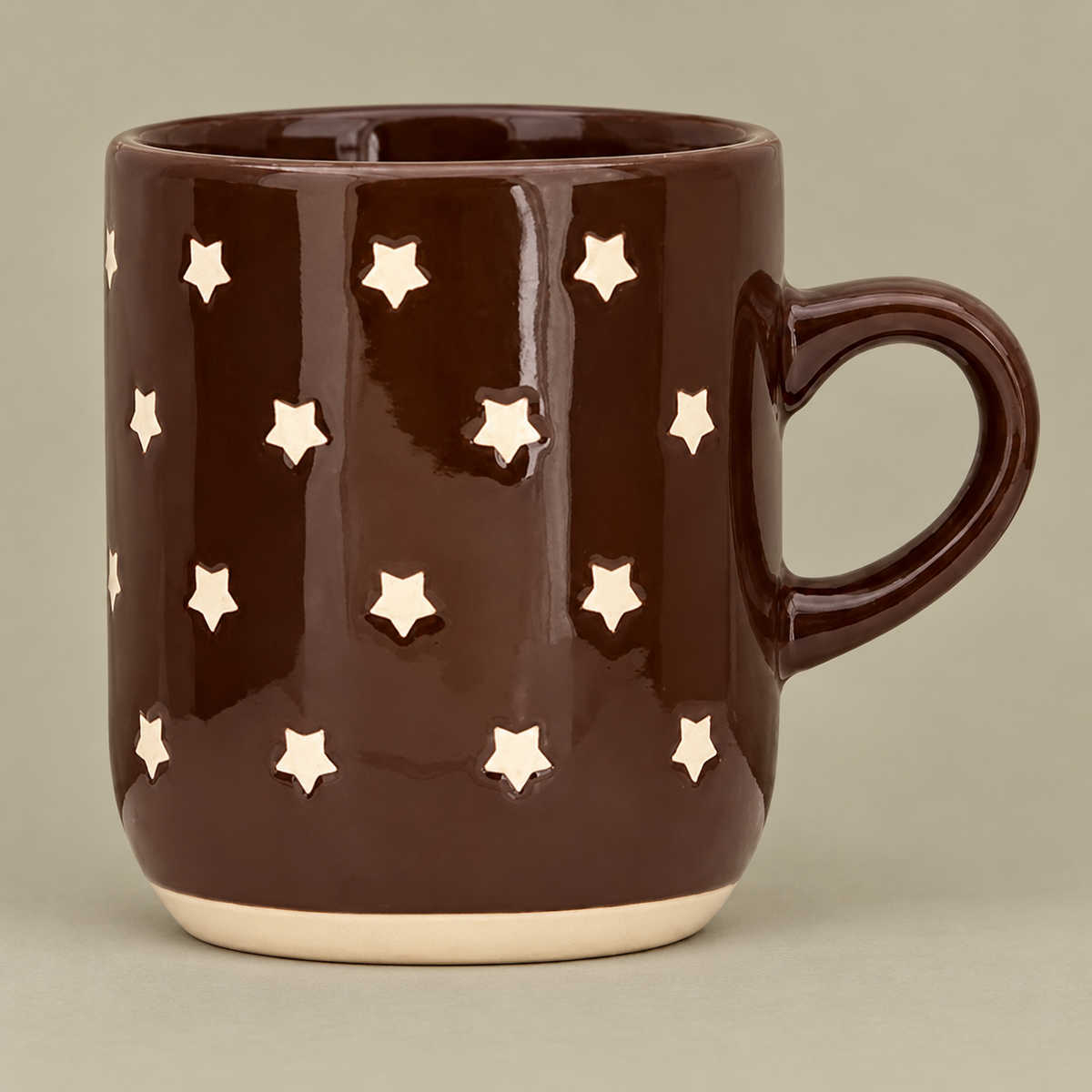 Tasse „Julens Stjerner“ Sterne Braun 9,5cm vor ruhigem kontrastierendem Hintergrund