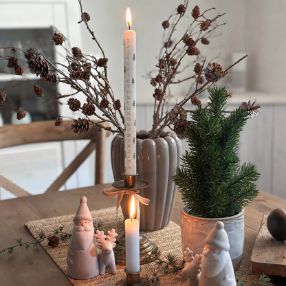 Weiße Adventskerze Weihnachtswald mit Zahlen 1 bis 24 in weihnachtlicher Tischdekoration