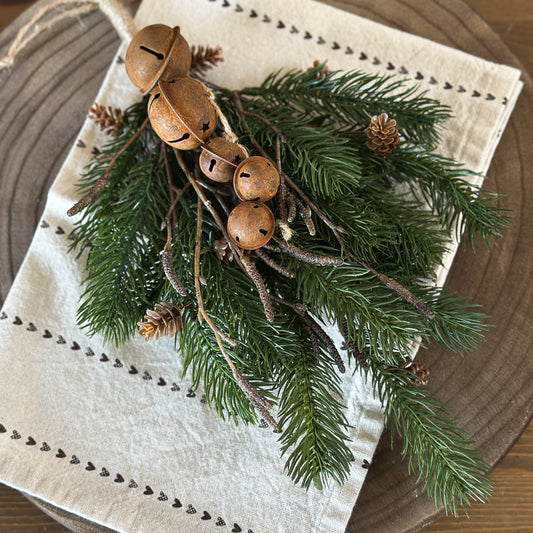 Deko-Zweig Tanne Winterklang mit Rostglöckchen auf einem Tablett