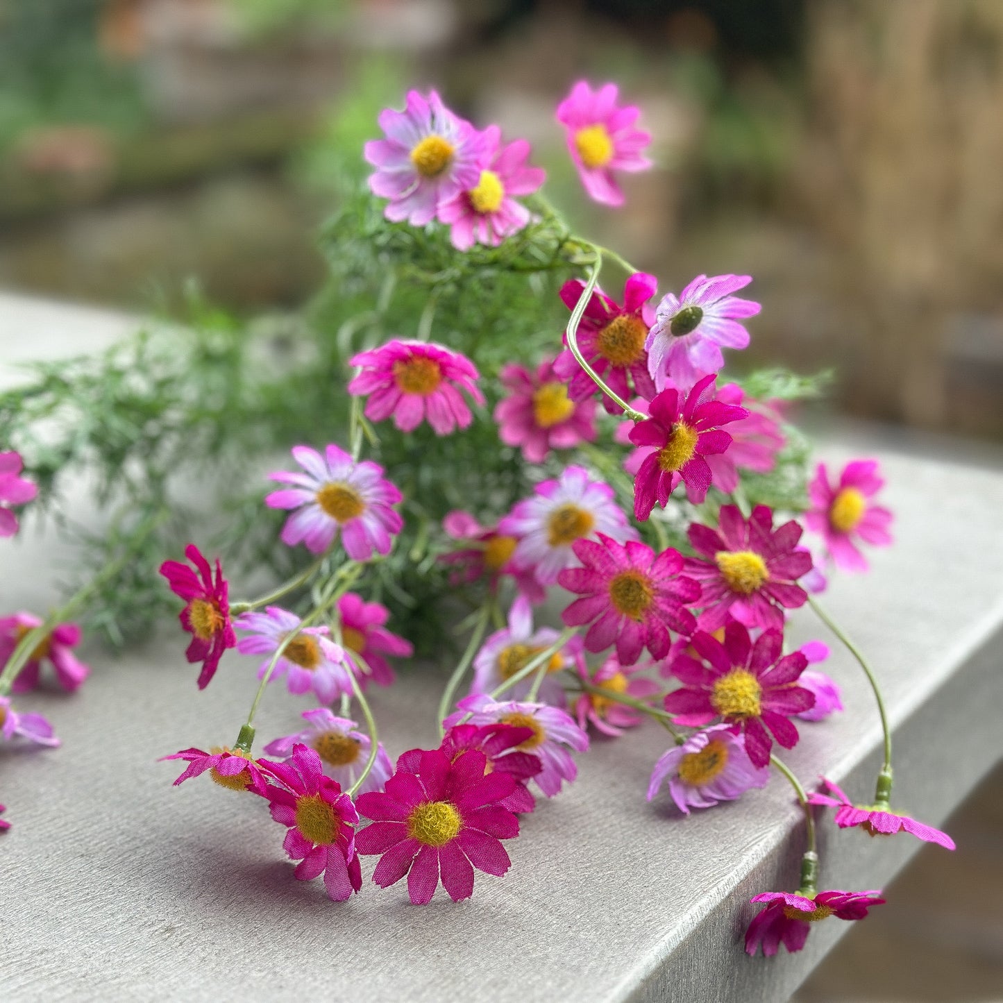 Künstlicher Blumenstrauß "Daisy Love" von Wohnen auf dem Land, 61 cm, in zwei Farben, mit weißen und bunten Blüten.