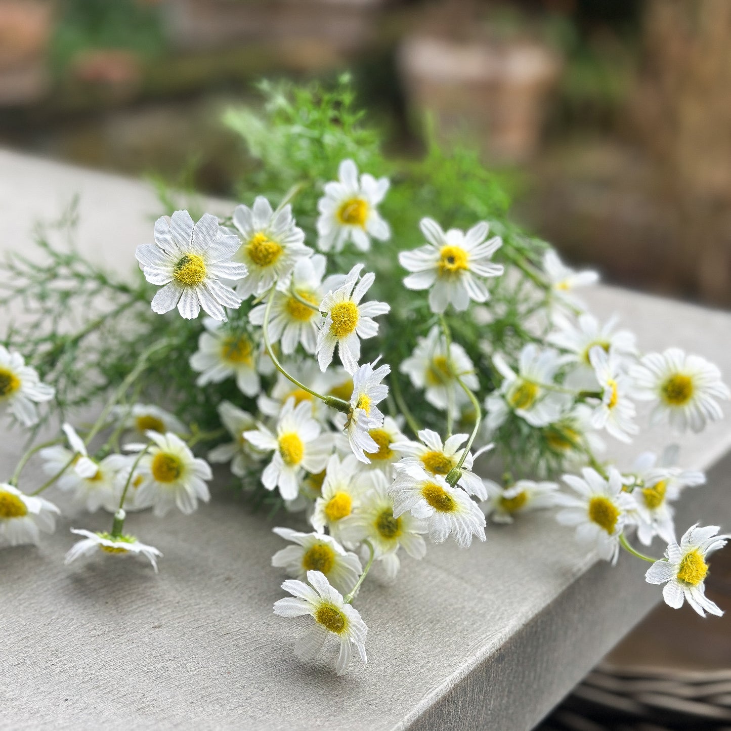 Künstlicher Blütenstrauß "Daisy Love" von Wohnen auf dem Land, 61 cm, in weiß und einer weiteren Farbe, realistische Blumenoptik