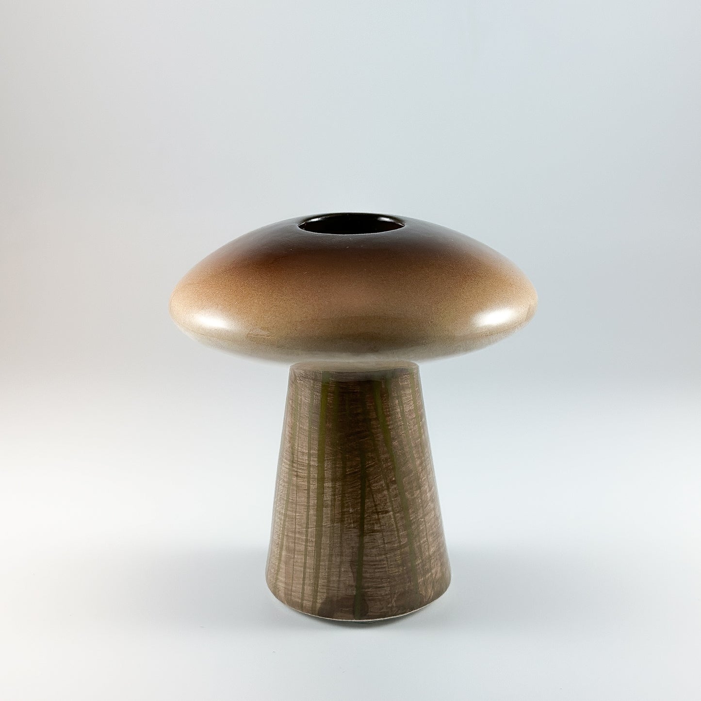 Braune, glasiertes Keramik-Blumenvase und Kerzenhalter "Russle" von Wohnen auf dem Land, 10 cm hoch.