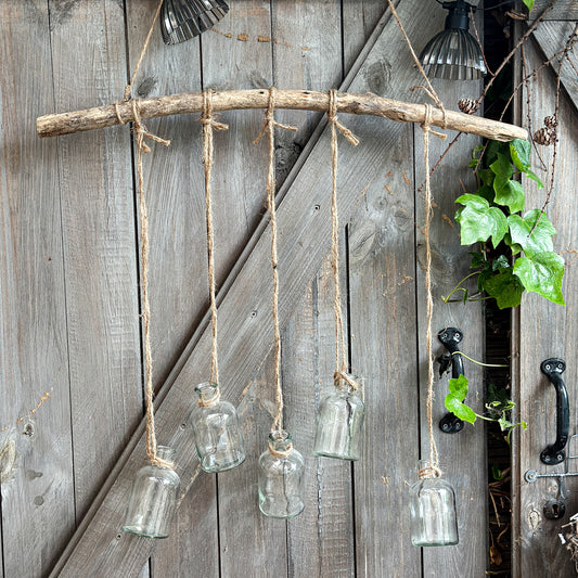 Hängedeko am Holzstock "Naturelle" 5 Glasflaschen Holz Natur 58cm - Wohnen auf dem Land