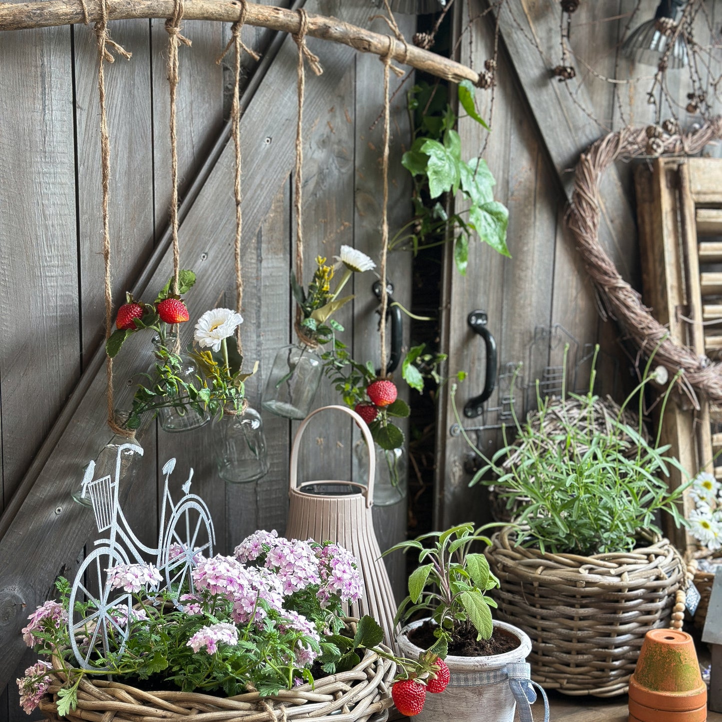 Hängedeko am Holzstock "Naturelle" 5 Glasflaschen Holz Natur 58cm - Wohnen auf dem Land